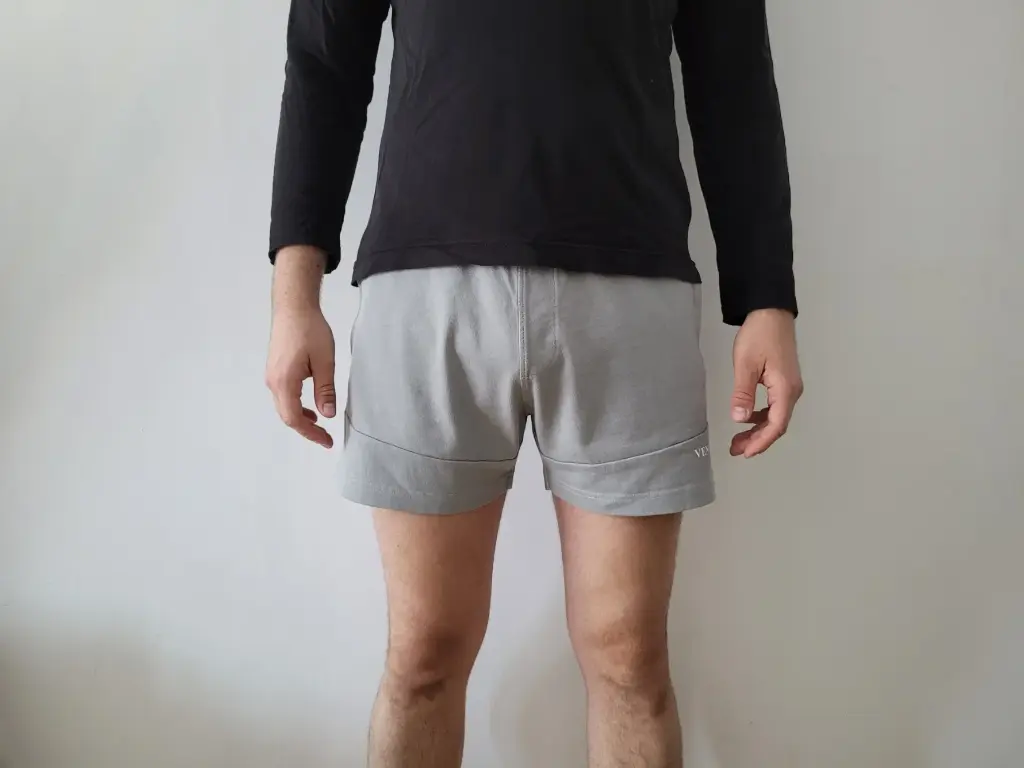 SHORTS MIT HALBEM OBERSCHENKEL GRAU