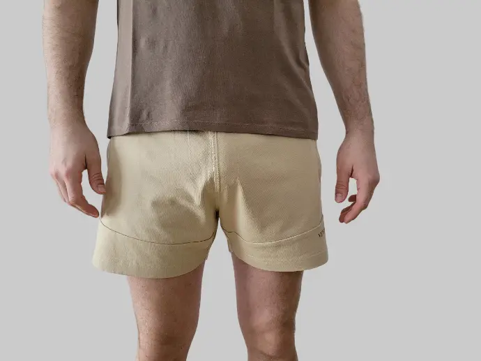 SHORTS MIT HALBEM OBERSCHENKEL SAND