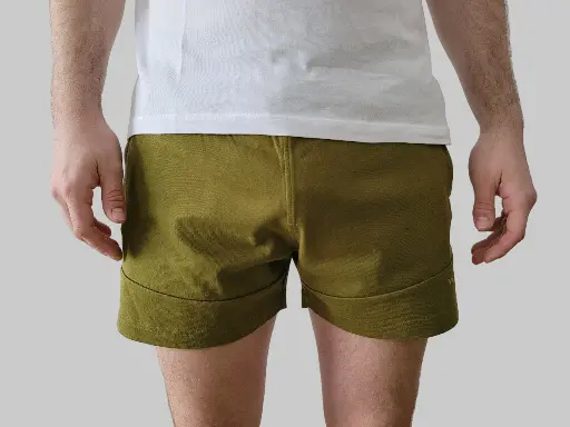 SHORTS MIT HALBEM OBERSCHENKEL OLIVGRÜN