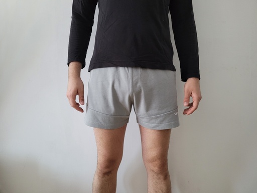 SHORTS MIT HALBEM OBERSCHENKEL GRAU